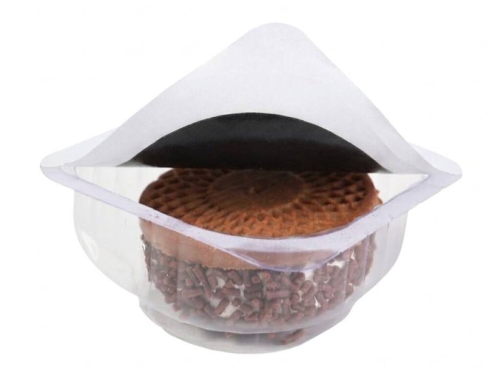 Plastic container sealed with a heat seal lidding film